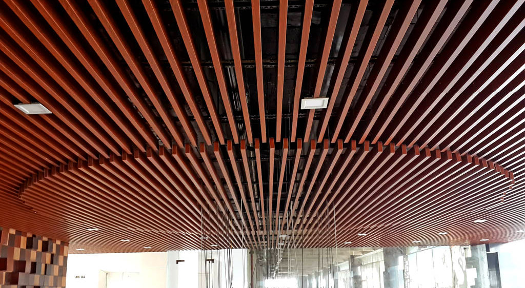 Trang trí trần nhà bằng gỗ nhựa ốp trần Wood Light