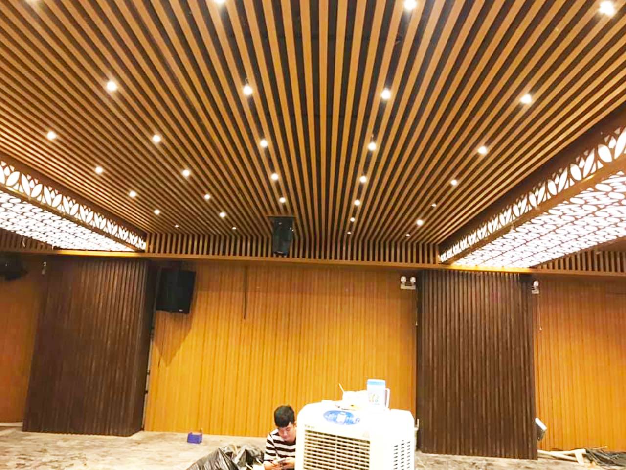 Trần nhựa giả gỗ - tấm nhựa giả gỗ ốp trần - mẫu 3